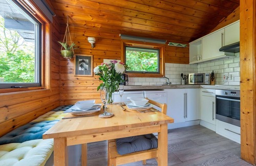 Brazzacott House | Stunning private villa with hot tub, WIFI, TV, terrace, pets allowed, panoramic view and parking
