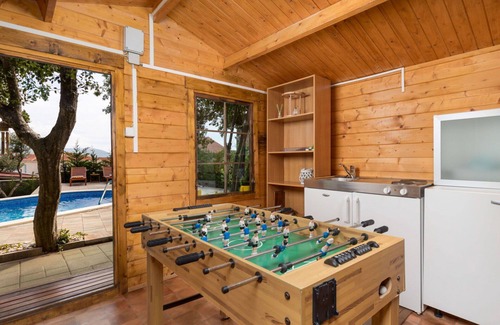 Kornic House | Stunning private villa with A/C, WIFI, private pool, TV, terrace, pets allowed and parking