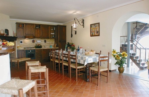 Monte San Savino Villa | Stunning private villa for 10 people with WIFI, private pool, TV, pets allowed and parking