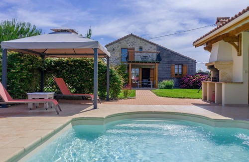 Madaillan Villa | Stunning private villa with WIFI, A/C, private pool, TV, terrace, pets allowed and parking