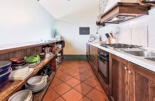 Loro Ciuffenna House | Stunning private villa for 14 people with WIFI, private pool, balcony, pets allowed and parking