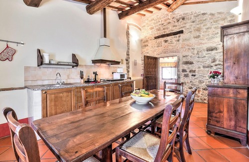 Loro Ciuffenna House | Stunning private villa for 14 people with WIFI, private pool, balcony, pets allowed and parking