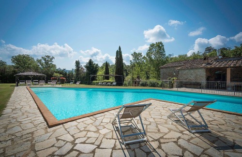Bucine Villa | Stunning private villa with WIFI, private pool, veranda, pets allowed, panoramic view and parking