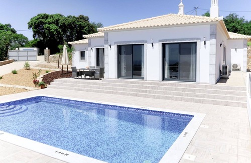 Estoi House | Stunning private villa for 6 guests with private pool, A/C, WIFI, TV, terrace and parking