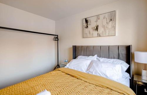 Salford Bed & Breakfast | Stunning Private room in a Home - Bathroom & Parking!