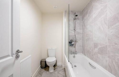 Salford Bed & Breakfast | Stunning Private room in a Home - Bathroom & Parking!