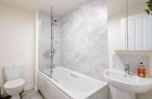 Salford Bed & Breakfast | Stunning Private room in a Home - Bathroom & Parking!