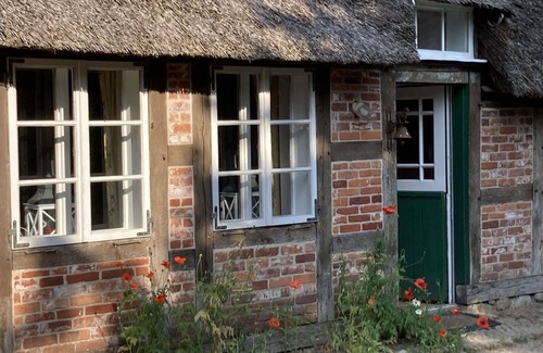 Sandbostel House | Stunning private villa for 6 guests with WIFI, pets allowed and parking