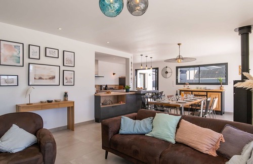 Brignogan-Plage House | Stunning private villa for 10 people with private pool, WIFI, TV, terrace, pets allowed and park.