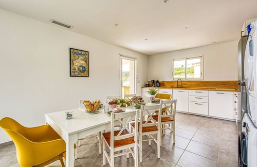 Goudargues House | Stunning private villa for 8 guests with WIFI, private pool, A/C, TV, terrace and panoramic view