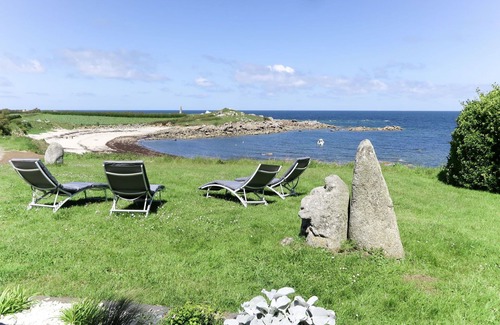 Berven House | Stunning private villa for 4 guests with WIFI, TV, terrace, pets allowed and parking