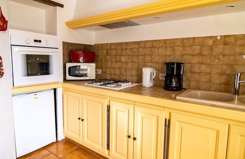 Tourrettes House | Stunning private villa for 4 people with A/C, TV, patio, pets allowed and parking