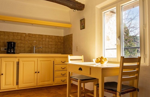 Tourrettes House | Stunning private villa for 4 people with A/C, TV, patio, pets allowed and parking