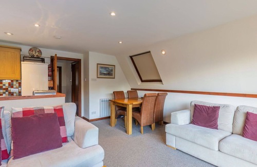 South Laggan House | Stunning private villa with hot tub, WIFI, TV, terrace, pets allowed, panoramic view and parking