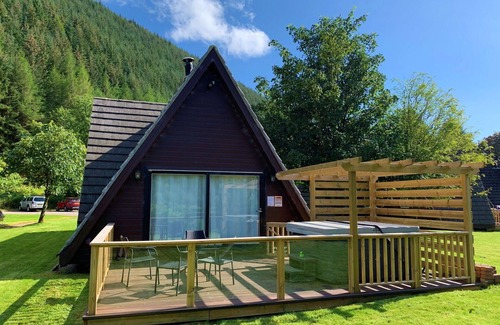 South Laggan House | Stunning private villa with hot tub, WIFI, TV, terrace, pets allowed, panoramic view and parking