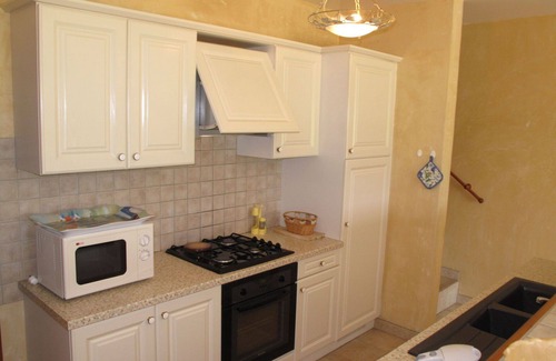 Grillon House | Stunning private villa for 4 guests with TV, patio, pets allowed and parking
