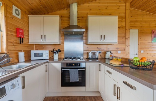 Kinross House | Stunning private villa for 6 guests with WIFI, TV, balcony, pets allowed and parking