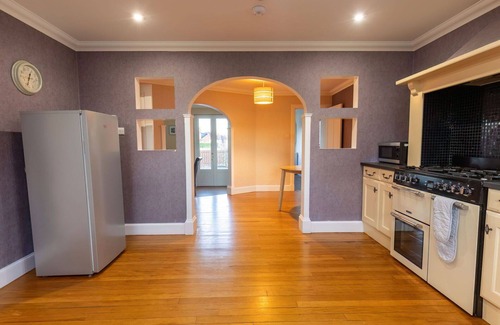South Galson Villa | Stunning private villa for 10 guests with WIFI, TV and parking
