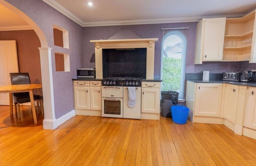 South Galson Villa | Stunning private villa for 10 guests with WIFI, TV and parking