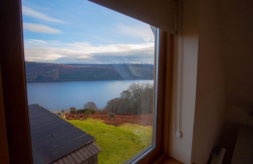 East Lewiston House | Stunning private villa for 7 guests with WIFI, TV, patio, pets allowed and parking