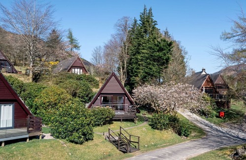 South Laggan House | Stunning private villa for 4 guests with WIFI, TV, balcony, panoramic view and parking