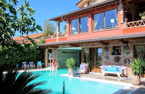 Corsanico Villa | Stunning private villa with A/C, WIFI, private pool, TV, patio, pets allowed and parking