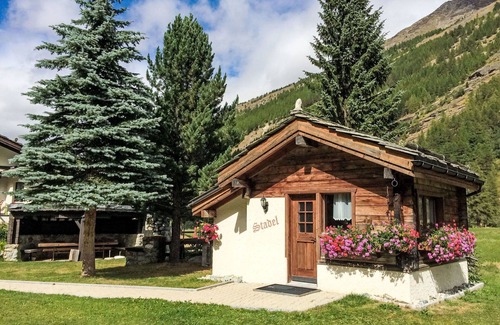 Saas Grund House | Stunning private villa for 2 guests with WIFI, TV, patio, pets allowed, panoramic view and parking