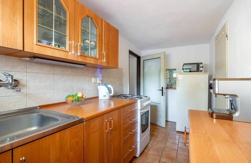 Prysk Villa | Stunning private villa for 5 guests with WIFI, TV, patio and pets allowed