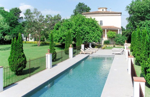 Plage d'Argeles Villa | Stunning private villa for 16 people with WIFI, private pool, TV, patio, pets allowed and parking