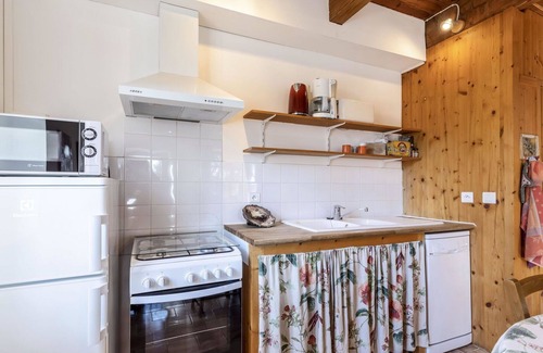 Verfeuil House | Stunning private villa for 4 guests with terrace and pets allowed