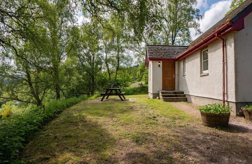 Bearnock House | Stunning private villa for 4 guests with TV, patio, pets allowed, panoramic view and parking