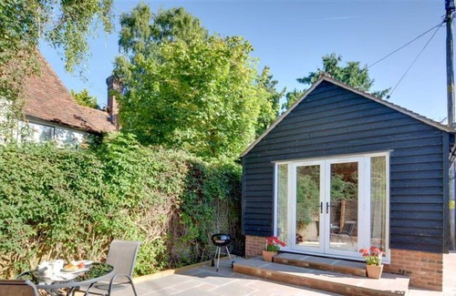 Maidstone Villa | Stunning private villa for 2 people with WIFI, TV, patio and parking