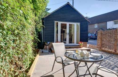 Maidstone Villa | Stunning private villa for 2 people with WIFI, TV, patio and parking