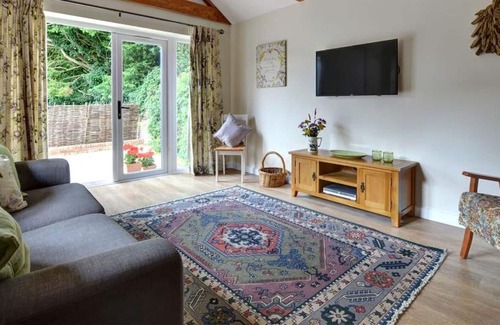 Maidstone Villa | Stunning private villa for 2 people with WIFI, TV, patio and parking