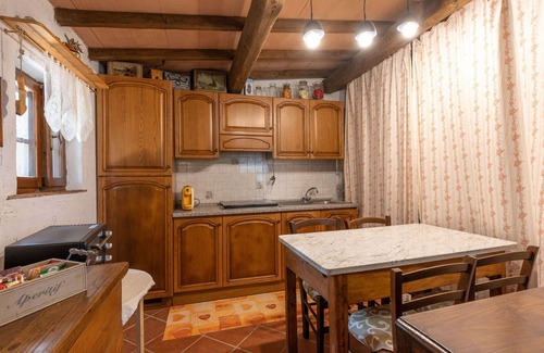 Scansano House | Stunning private villa with hot tub, WIFI, A/C, TV, patio, pets allowed, panoramic view and park.