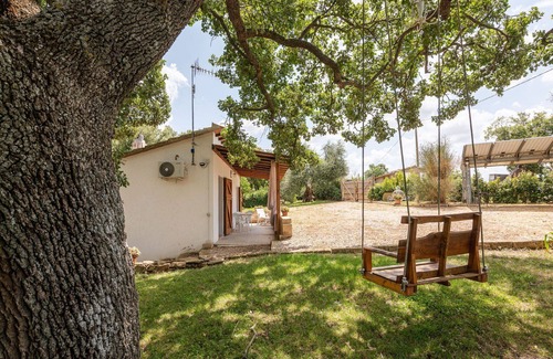 Scansano House | Stunning private villa with hot tub, WIFI, A/C, TV, patio, pets allowed, panoramic view and park.