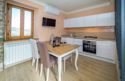 Seggiano House | Stunning private villa for 4 people with hot tub, WIFI, A/C, TV, terrace, panoramic view and par.