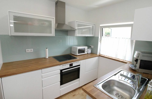 Floridsdorf House | Stunning private villa for 4 people with WIFI, A/C, TV, pets allowed and parking