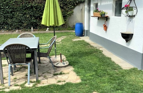 Floridsdorf House | Stunning private villa for 4 people with WIFI, A/C, TV, pets allowed and parking
