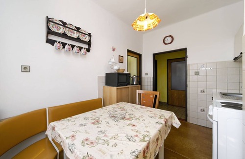 Neurazy House | Stunning private villa for 10 guests with private pool, WIFI, hot tub, TV, terrace and pets allo.