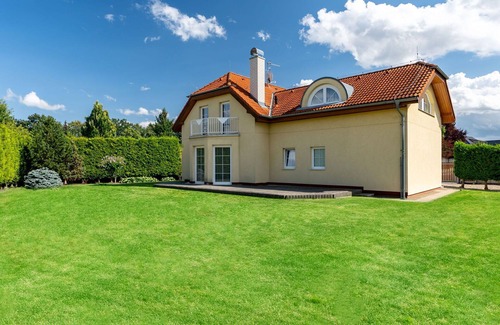 Dolni Chabry Villa | Stunning private villa for 8 guests with WIFI, TV, terrace and parking