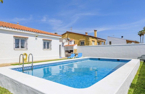 Vinaros Villa | Stunning private villa for 6 guests with WIFI, private pool, TV, terrace, pets allowed and parking