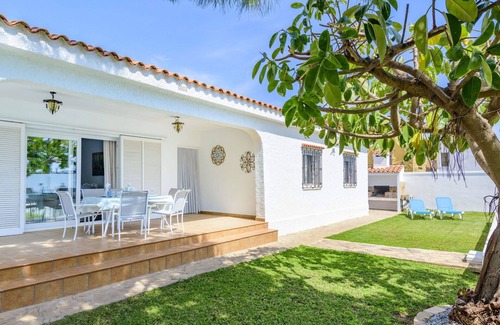 Vinaros Villa | Stunning private villa for 6 guests with WIFI, private pool, TV, terrace, pets allowed and parking