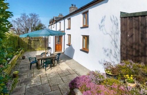 Glandyfi House | Stunning private villa for 6 guests with WIFI, TV, patio, pets allowed, panoramic view and parking