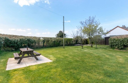 Glandyfi House | Stunning private villa for 6 guests with WIFI, TV, patio, pets allowed, panoramic view and parking