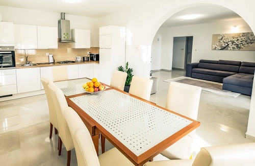 Velim House | Stunning private villa for 8 people with private pool, A/C, WIFI, TV, terrace and parking