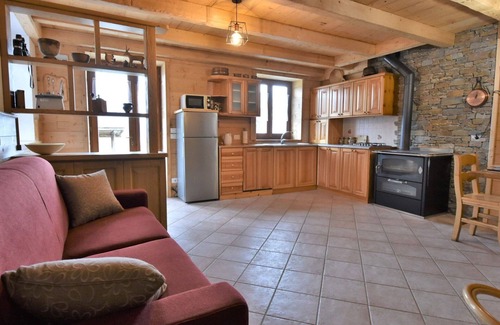 Mello House | Stunning private villa for 6 people with WIFI, TV, patio, pets allowed and parking
