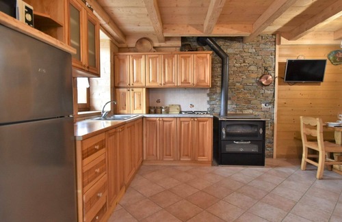 Mello House | Stunning private villa for 6 people with WIFI, TV, patio, pets allowed and parking