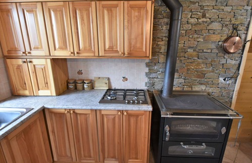 Mello House | Stunning private villa for 6 people with WIFI, TV, patio, pets allowed and parking