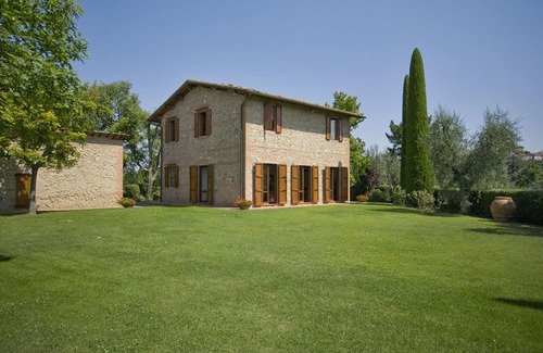 Palaia Villa | Stunning private villa for 8 people with private pool, WIFI, TV, patio and parking